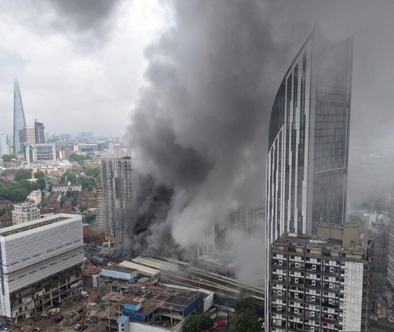 伦敦市中心发生严重火灾 约100名消防员抵达现场