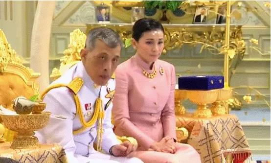 泰国国王加冕前宣布四婚 王后是他的“保镖”(图)