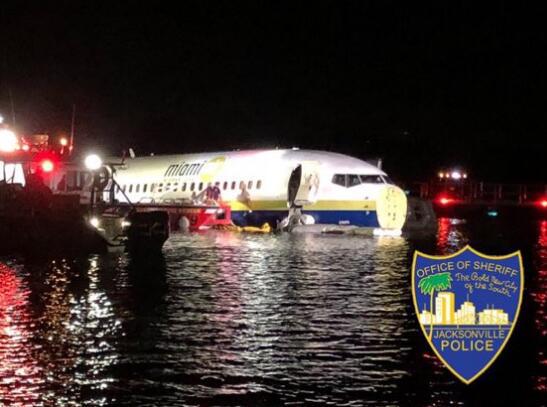 美国一架波音737客机冲出跑道 滑入圣约翰河(图)